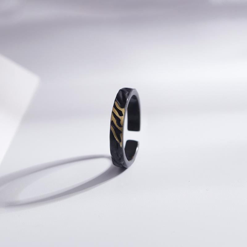Hidden gold ring men's fashionable dark style personalized ring with black gold texture and open mouth men's single ring